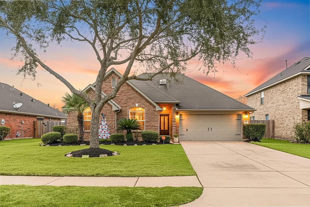 Unit for sale at 7511 Quiet Trace Lane, Pearland, TX 77581