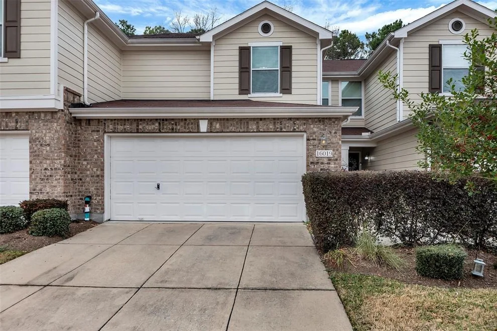 Unit for sale at 16019 Sweetwater Fields Lane, Tomball, TX 77377