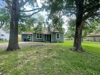 Unit for sale at 1006 N Valderas Street, Angleton, TX 77515
