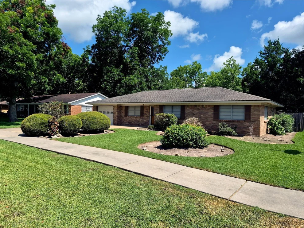 Unit for sale at 613 Southside Drive, Angleton, TX 77515