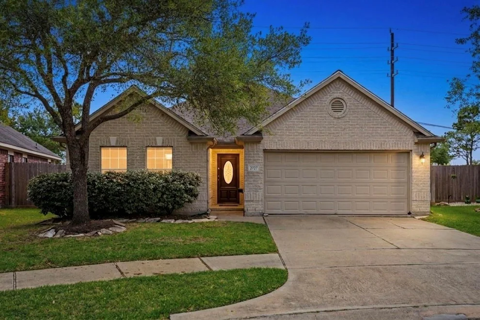 Unit for sale at 2727 Hidden Landing Drive, Pearland, TX 77584