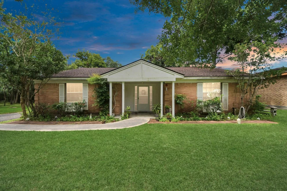 Unit for sale at 6122 Woodacres Drive, Hitchcock, TX 77563