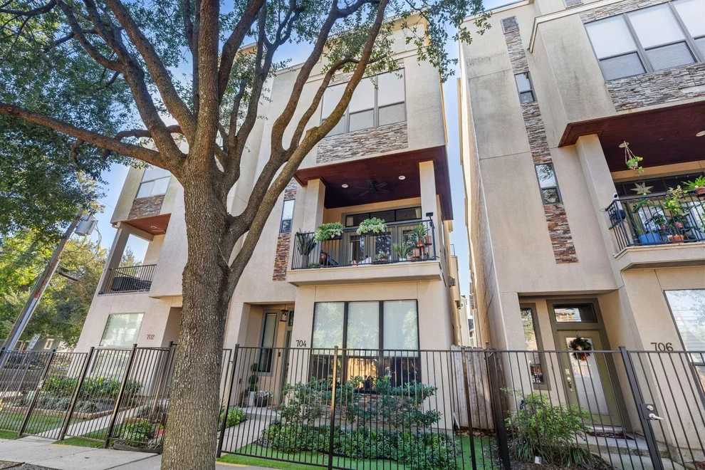 Unit for sale at 704 W 8th Street, Houston, TX 77007