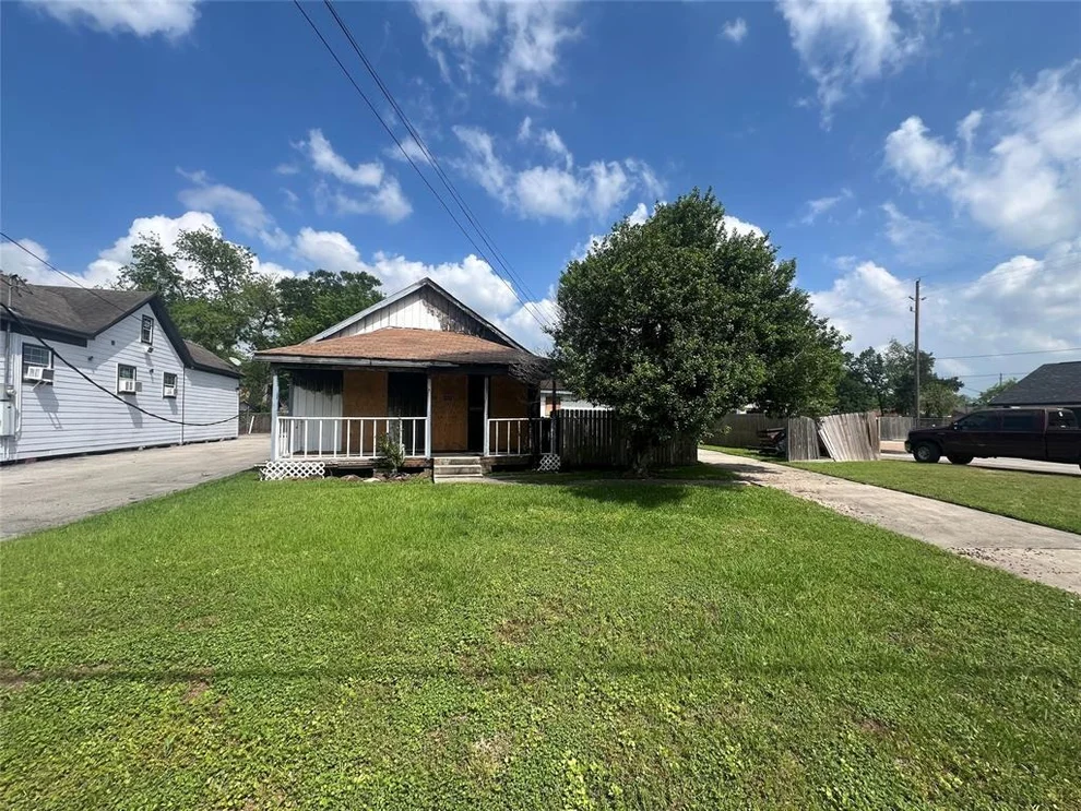 Unit for sale at 136 S Houston Avenue, Humble, TX 77338