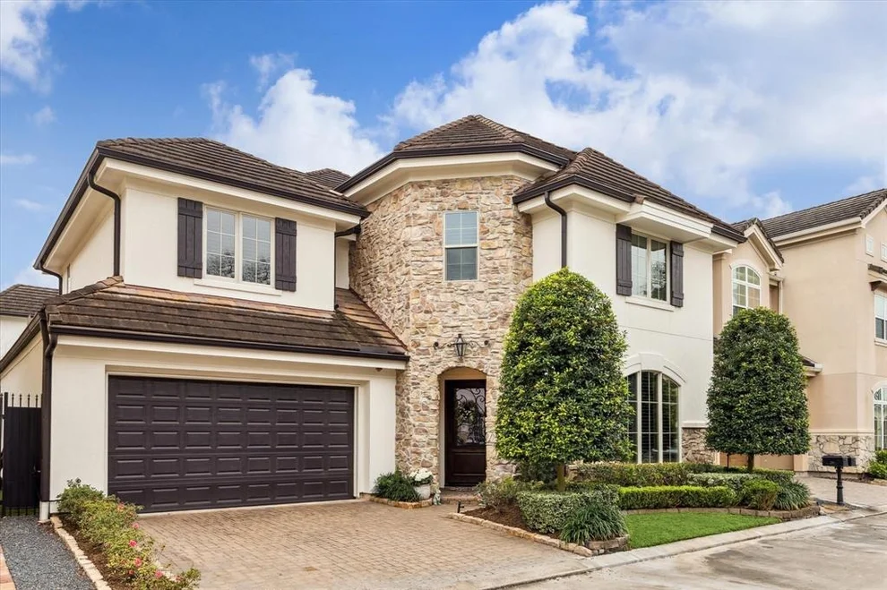 Unit for sale at 39 N Creekside Court, Spring Valley Village, TX 77055