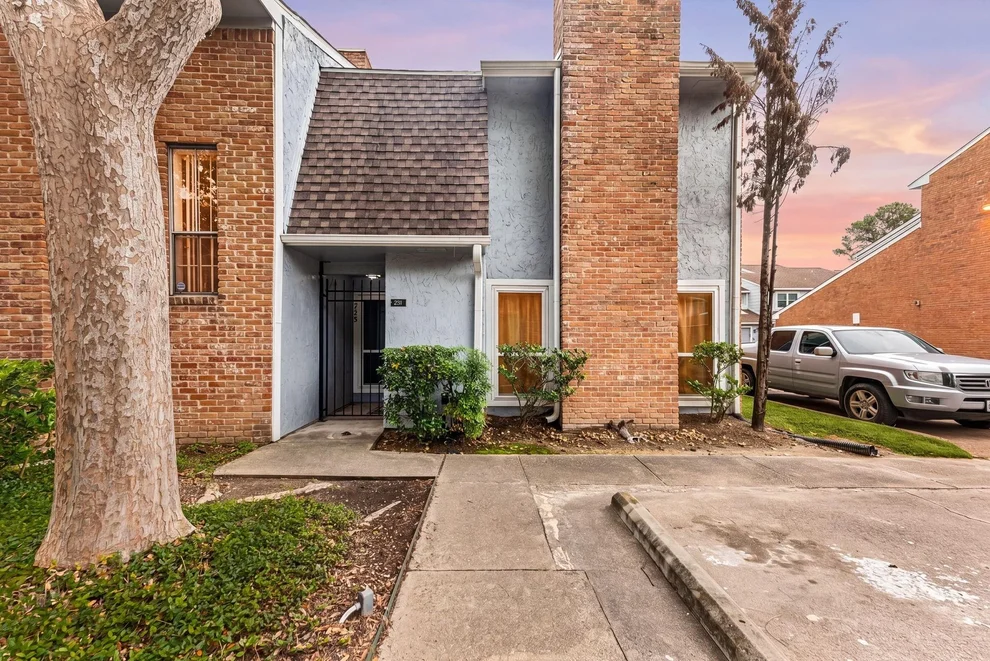Unit for sale at 3200 S Gessner Road, Houston, TX 77063