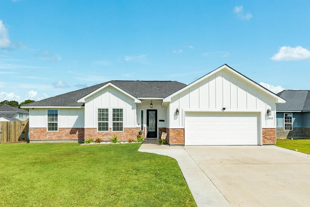 Unit for sale at 414 Burning Tree Lane, West Columbia, TX 77486