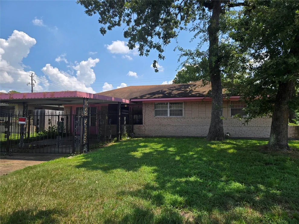 Unit for sale at 10430 Royal Oaks Drive, Houston, TX 77016