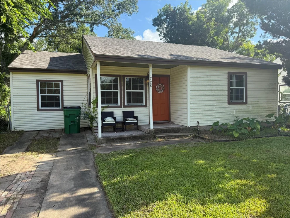 Unit for sale at 725 Kyle Street, Angleton, TX 77515