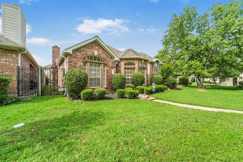 Unit for sale at 6885 Tournament Drive, Houston, TX 77069