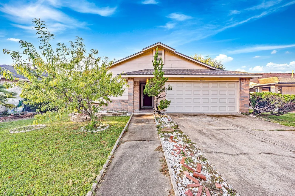 Unit for sale at 11059 Landsbury Circle, Houston, TX 77099