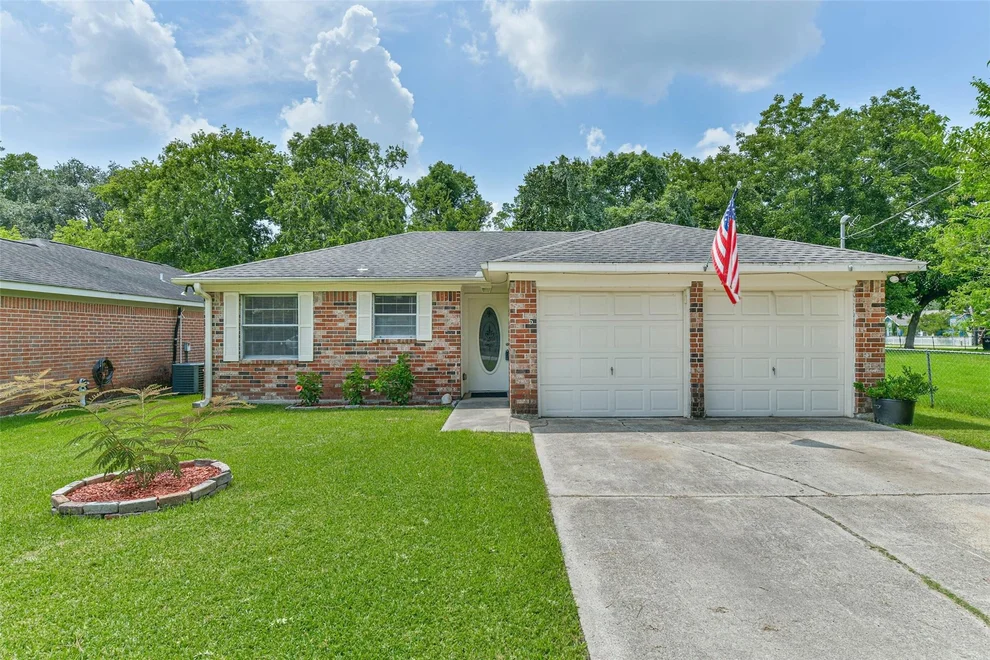 Unit for sale at 115 N Shirley Street, Alvin, TX 77511