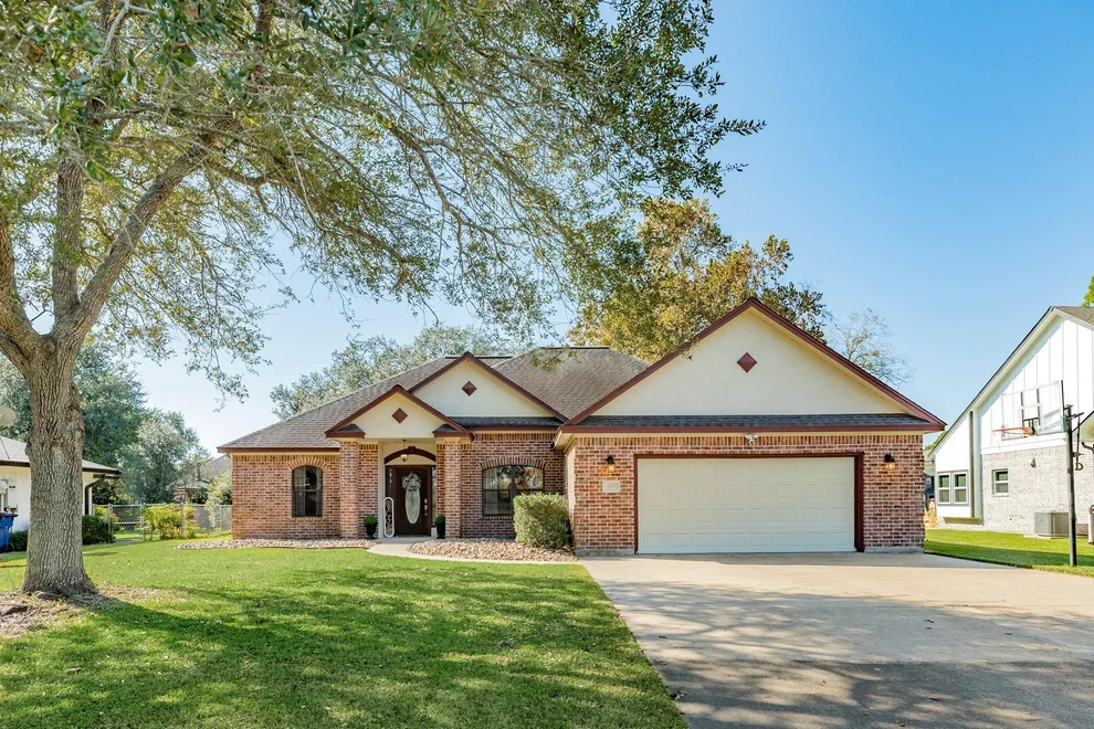 Unit for sale at 429 N Amherst Drive, West Columbia, TX 77486