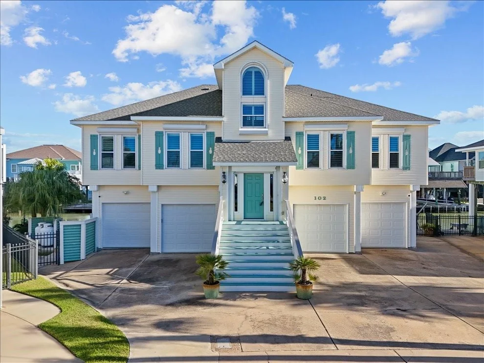 Unit for sale at 102 Bamaku Bend, Tiki Island, TX 77554