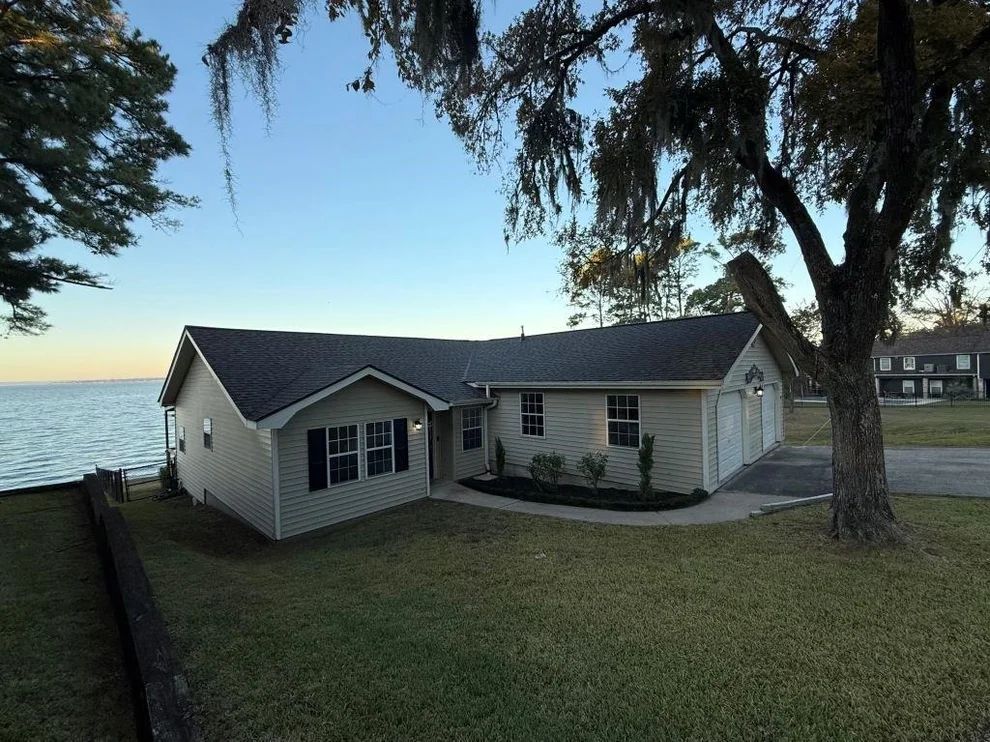 Unit for sale at 102 Bridgelanding, Onalaska, TX 77360