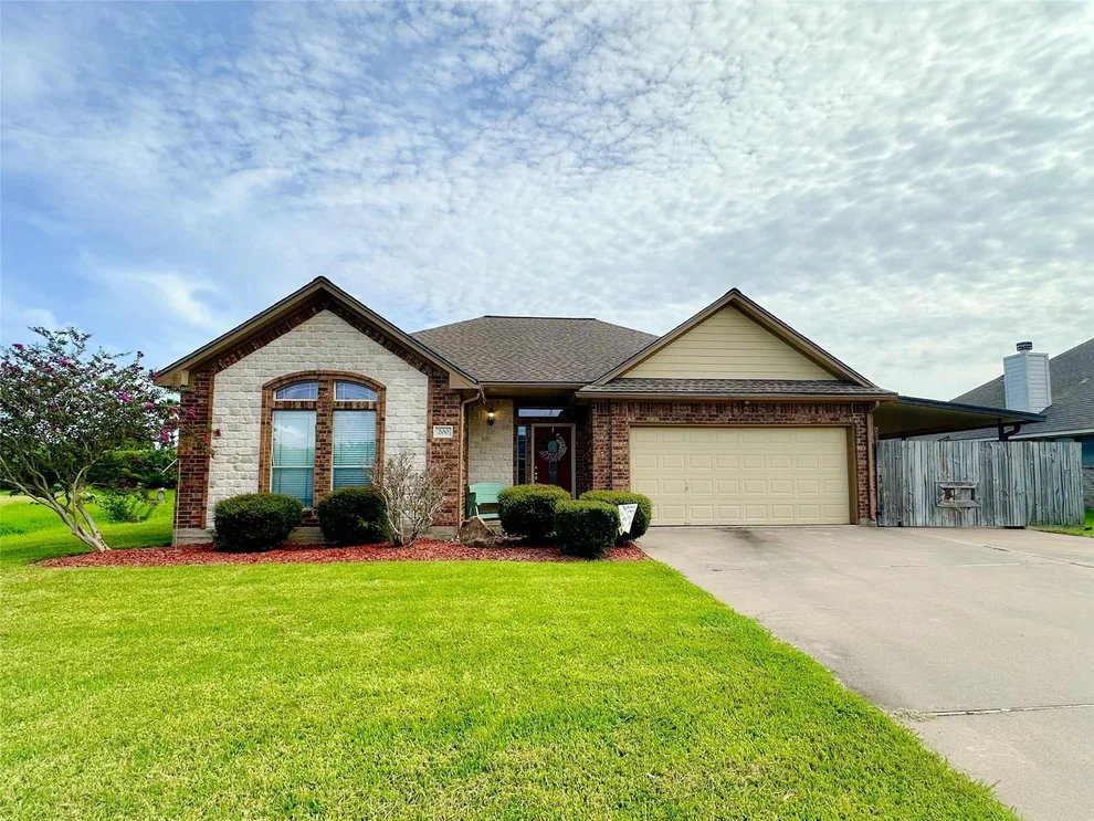 Unit for sale at 200 Washington Avenue, Clute, TX 77531