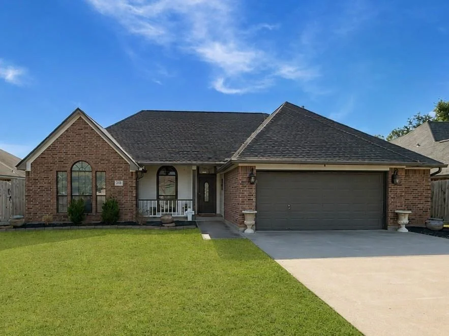 Unit for sale at 205 Madison Avenue, Clute, TX 77531
