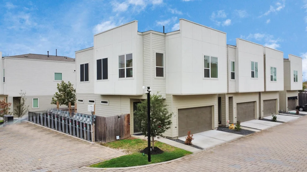 Unit for sale at 619 Thornton Oaks Lane, Houston, TX 77018