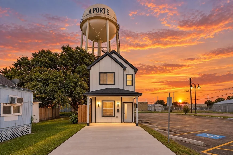 Unit for sale at 116 S 3rd Street, La Porte, TX 77571