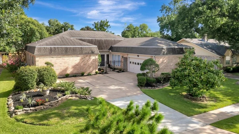 Unit for sale at 16410 Glenshannon Drive, Houston, TX 77059