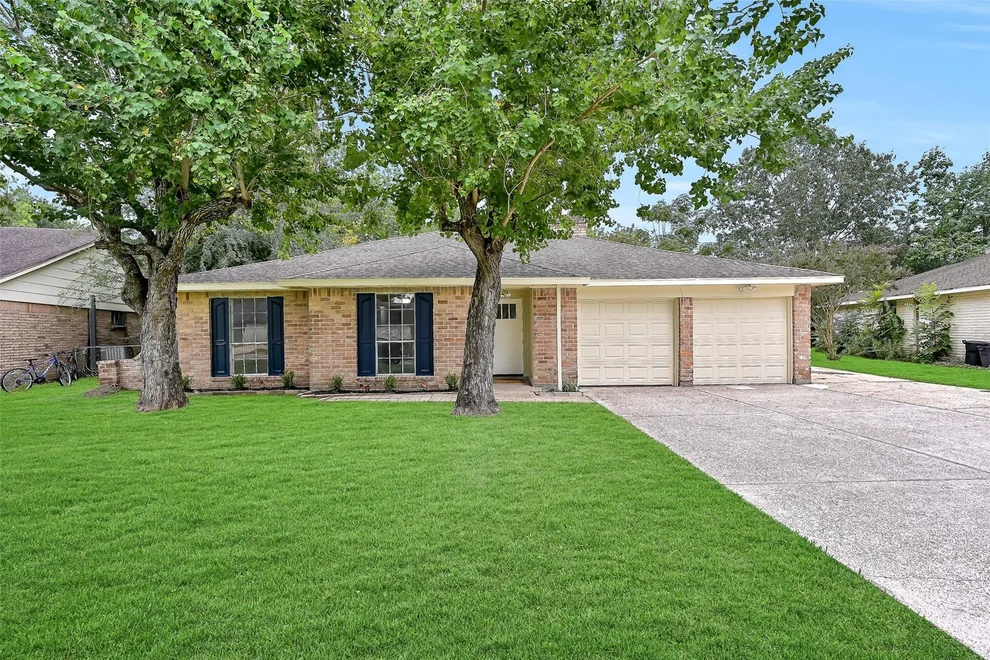 Unit for sale at 207 Castlelake Drive, Friendswood, TX 77546