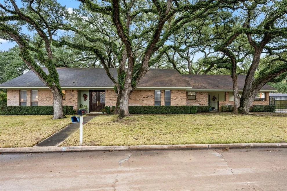 Unit for sale at 100 Creek Bend Lane, Columbus, TX 78934