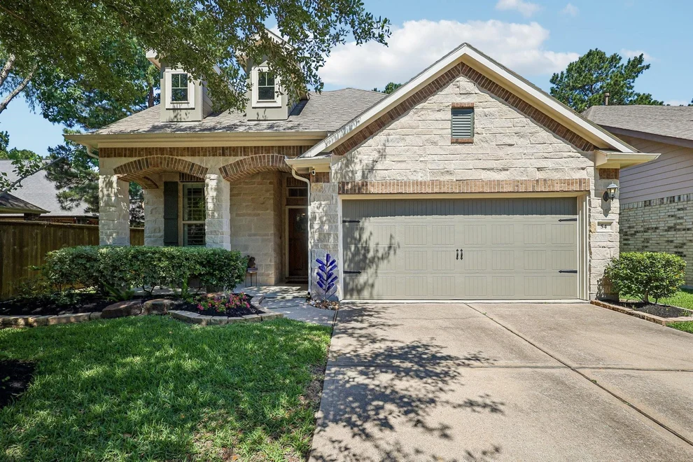 Unit for sale at 54 W Wolf Cabin Circle, Spring, TX 77389