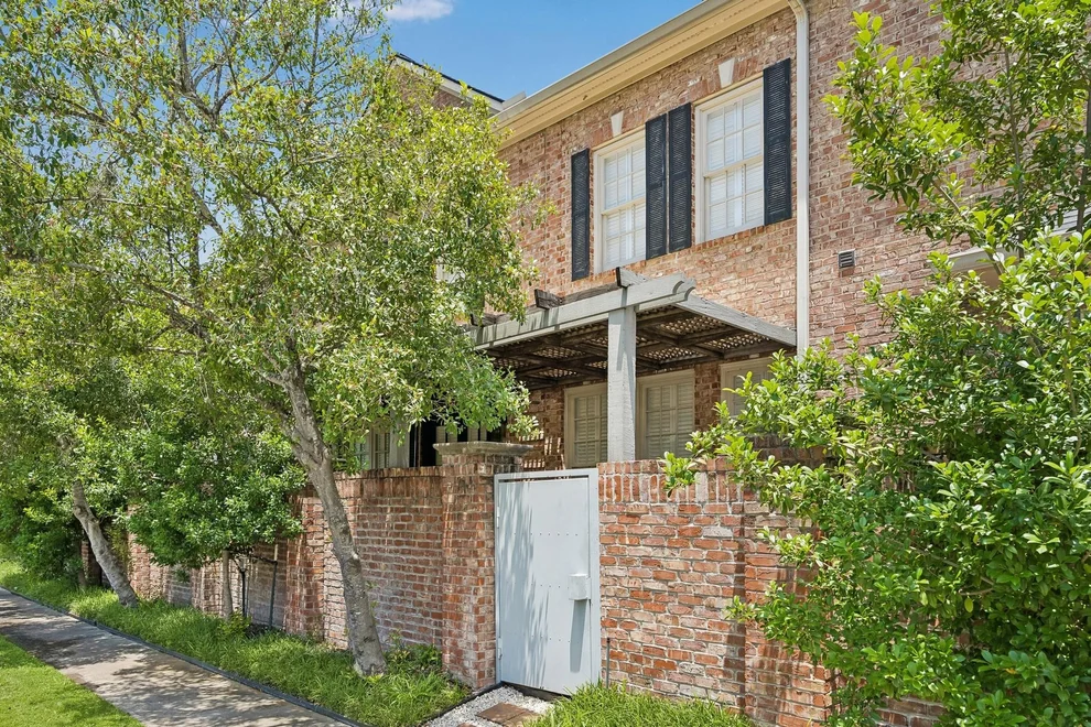 Unit for sale at 6022 Burgoyne Road, Houston, TX 77057
