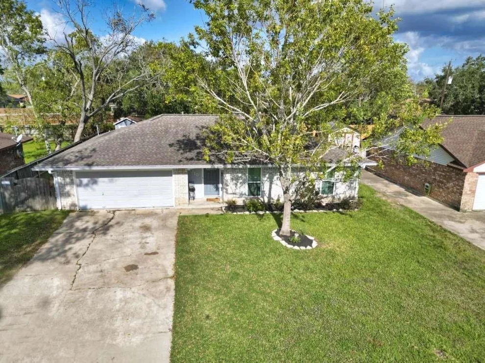 Unit for sale at 310 S Yaupon Street, Lake Jackson, TX 77566