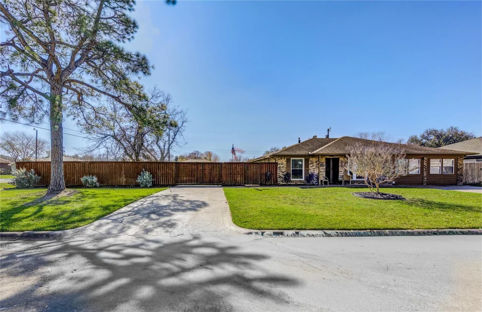 Unit for sale at 2705 6th Avenue N, Texas City, TX 77590