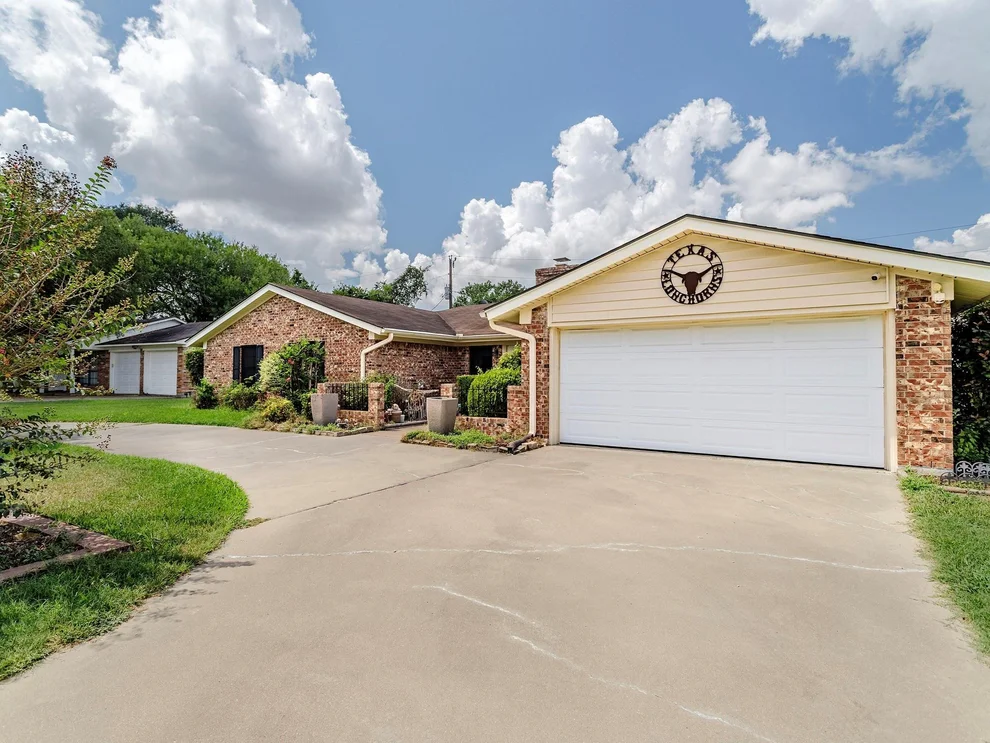 Unit for sale at 1804 Lakeview Drive, Brenham, TX 77833
