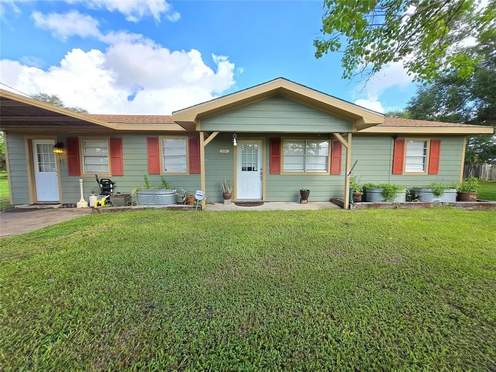Unit for sale at 610 E Division Street, Edna, TX 77957