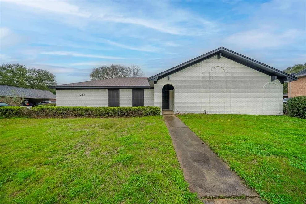 Unit for sale at 213 Westview Drive, Sealy, TX 77474