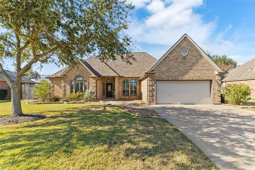 Unit for sale at 105 Gadwall Drive, Clute, TX 77531
