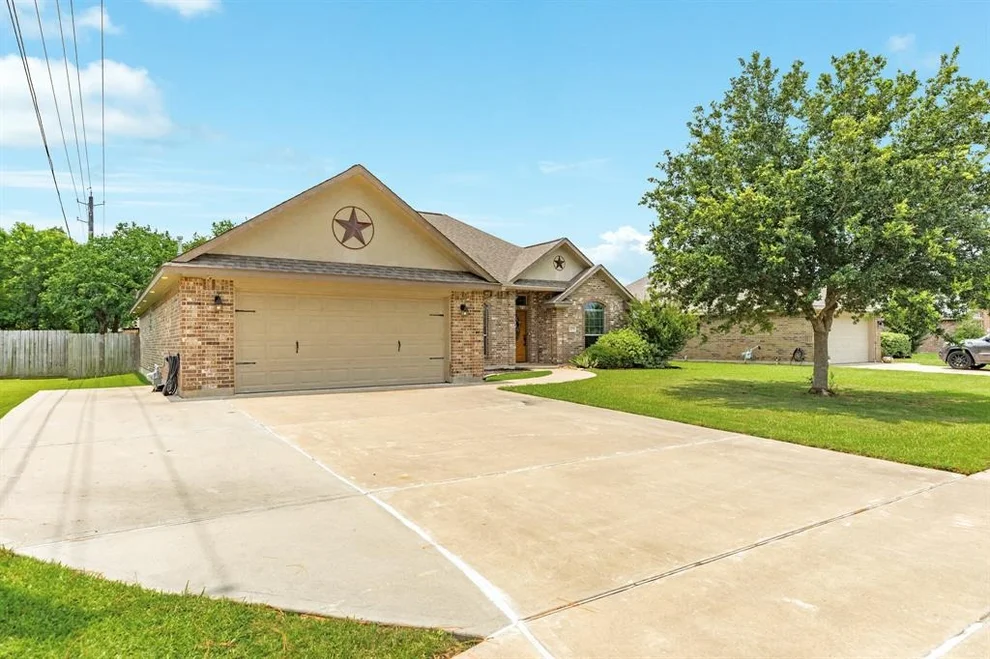 Unit for sale at 203 Poppy Street, Lake Jackson, TX 77566