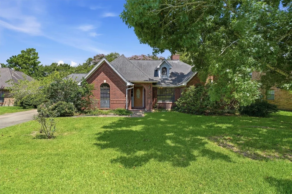 Unit for sale at 1013 Glenshannon Avenue, Friendswood, TX 77546