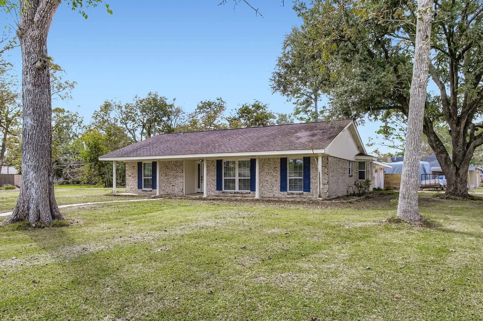 Unit for sale at 50 Lazy Oak Court, Alvin, TX 77511
