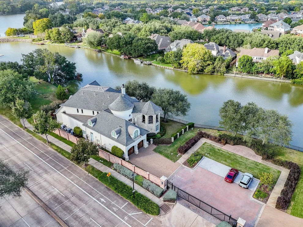 Unit for sale at 15710 Creek Bend Drive, Sugar Land, TX 77478