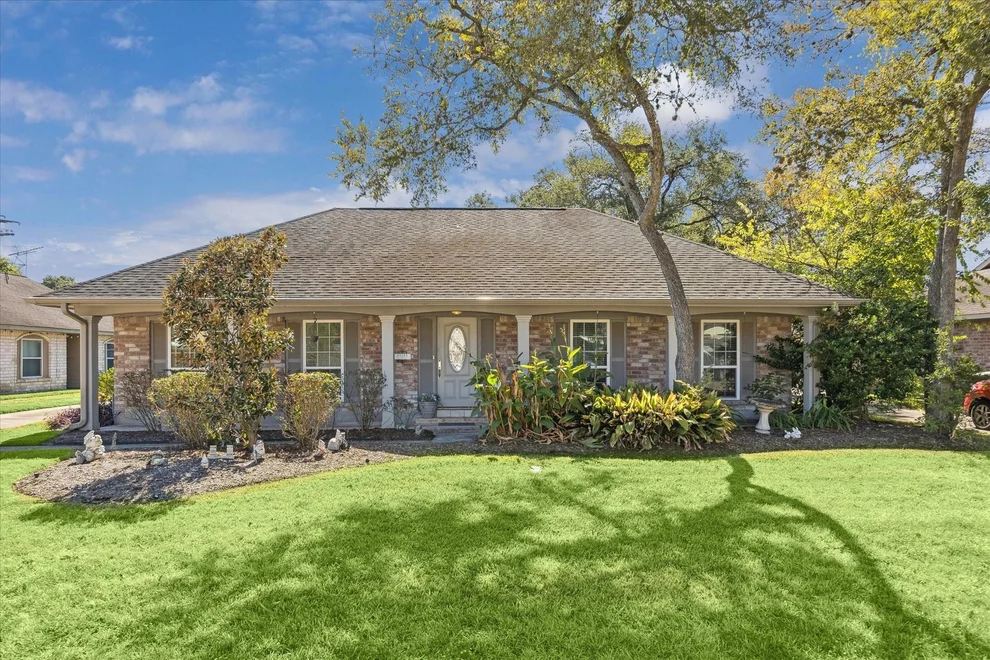 Unit for sale at 13711 Greenway Drive, Sugar Land, TX 77498