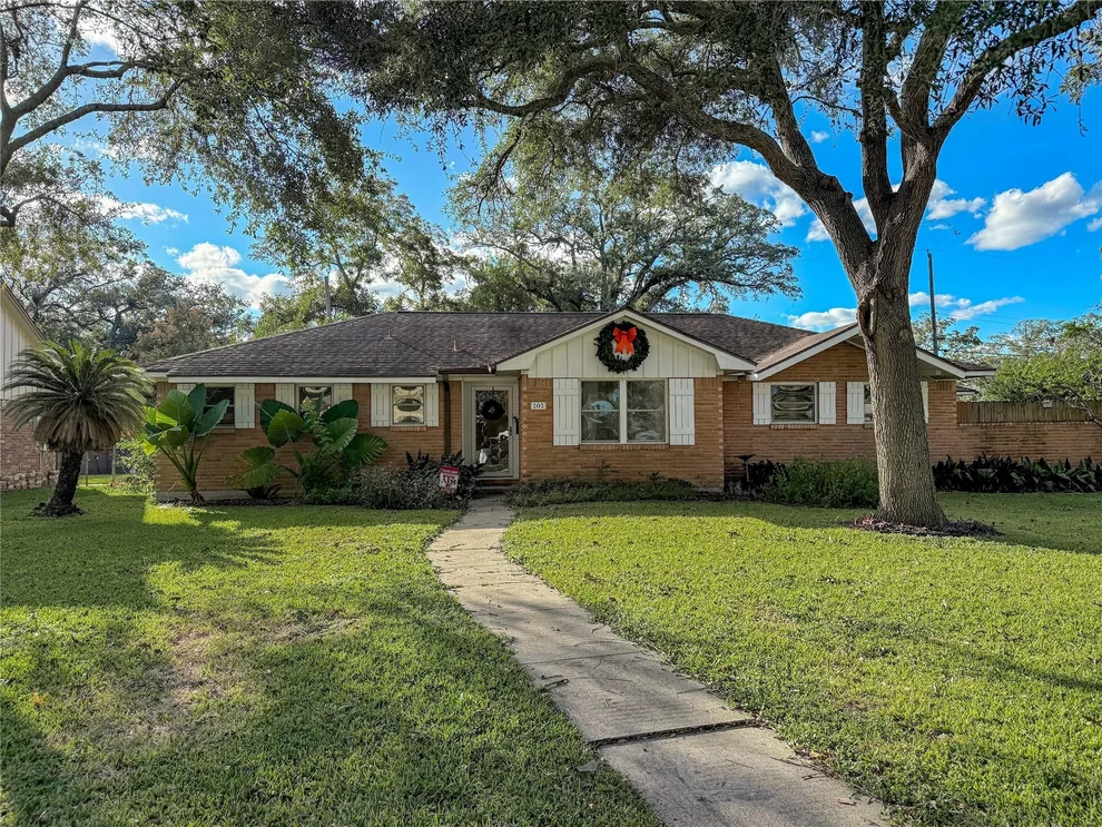 Unit for sale at 202 Pine Street, Lake Jackson, TX 77566