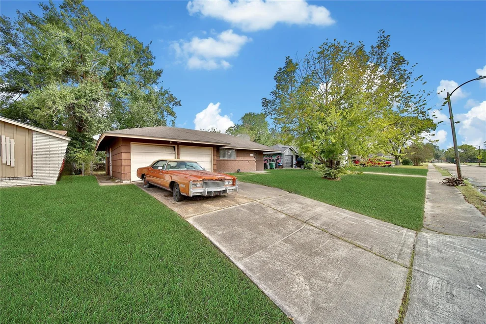 Unit for sale at 5827 Heron Drive, Houston, TX 77033