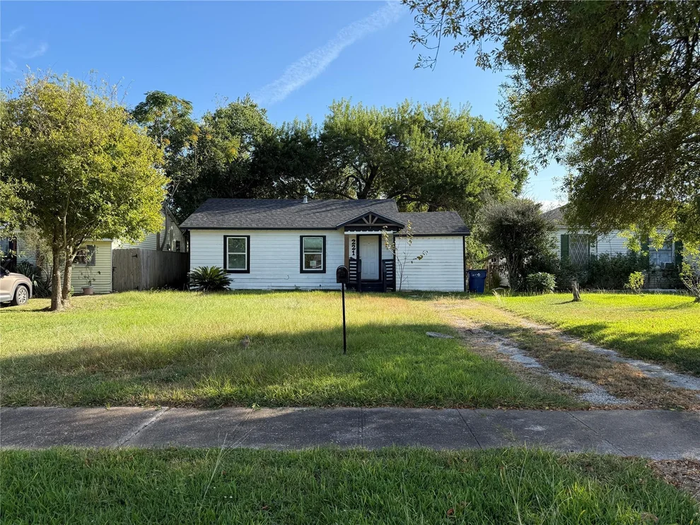 Unit for sale at 221 18th Avenue N, Texas City, TX 77590