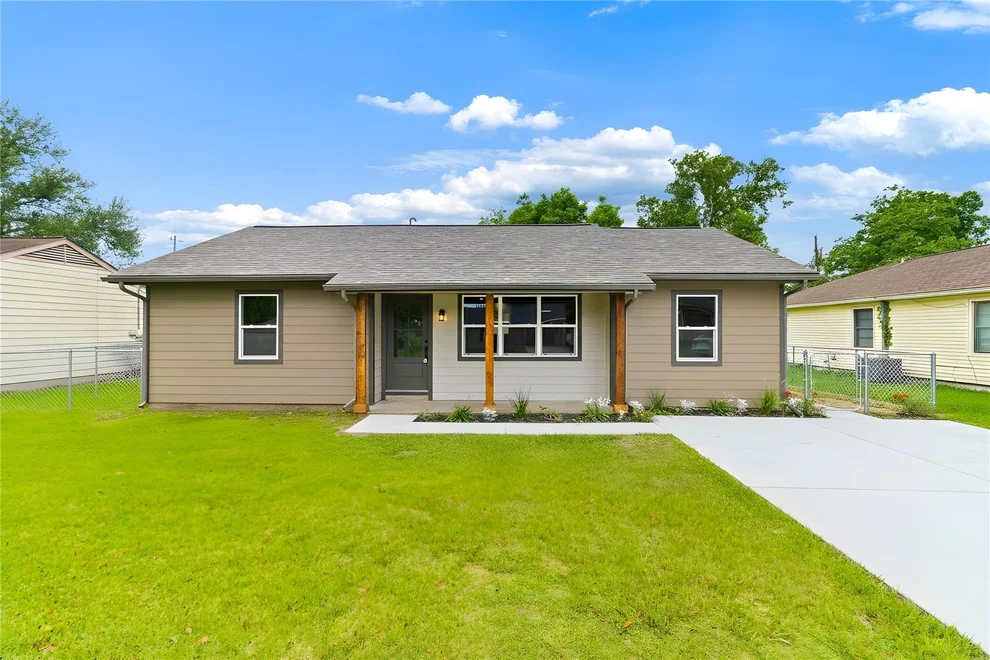 Unit for sale at 1108 Nottingham Drive, Angleton, TX 77515