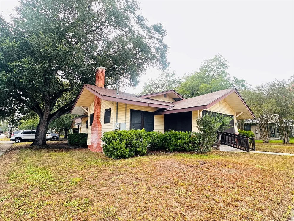 Unit for sale at 421 N Avenue G, Shiner, TX 77984
