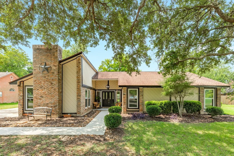 Unit for sale at 54 Royal Oak Circle, Lake Jackson, TX 77566