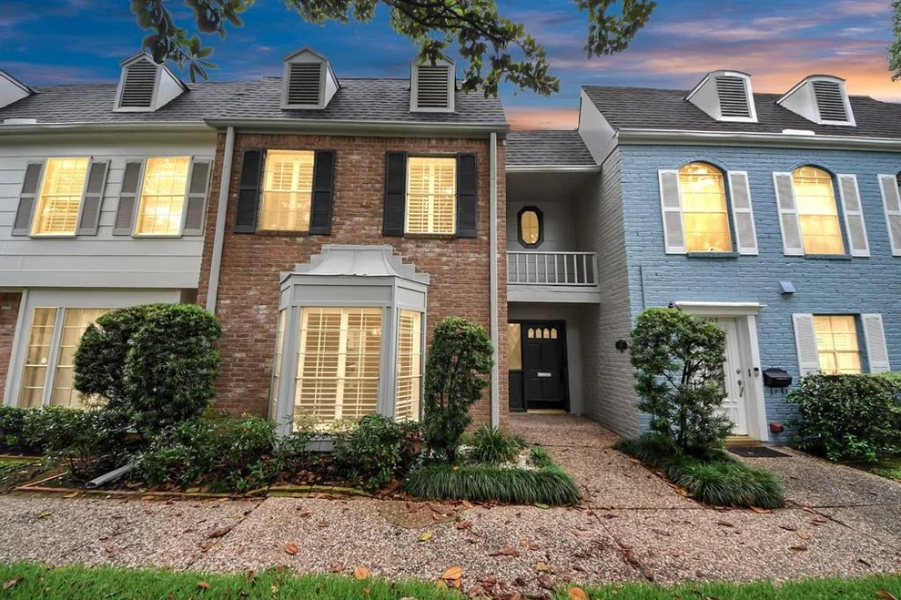 Unit for sale at 405 N Post Oak Lane, Houston, TX 77024