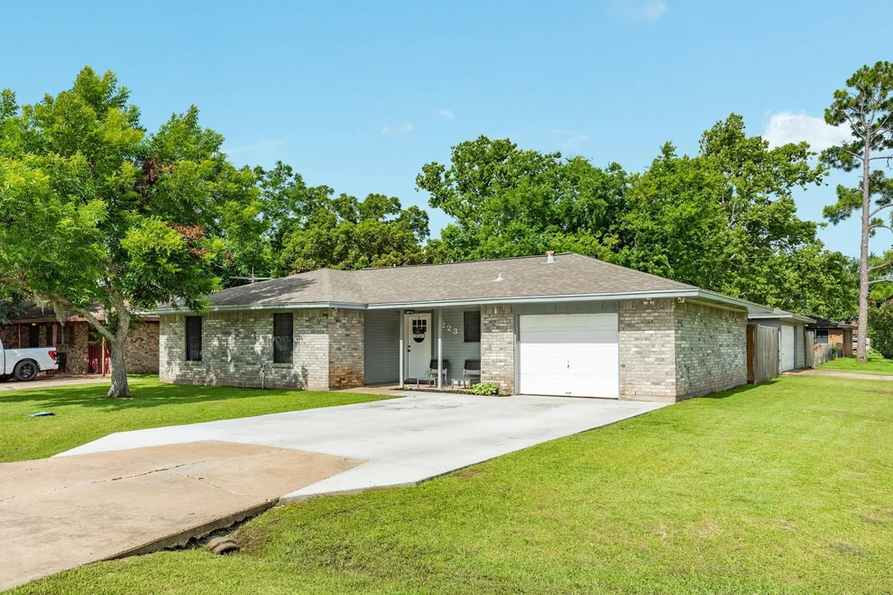 Unit for sale at 223 Avenue H, Brazoria, TX 77422