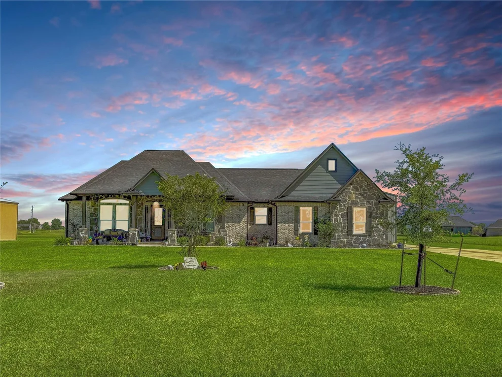 Unit for sale at 1231 Appaloosa Circle, Angleton, TX 77515