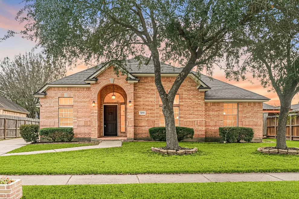 Unit for sale at 3404 Hickory Creek Drive, Pearland, TX 77581