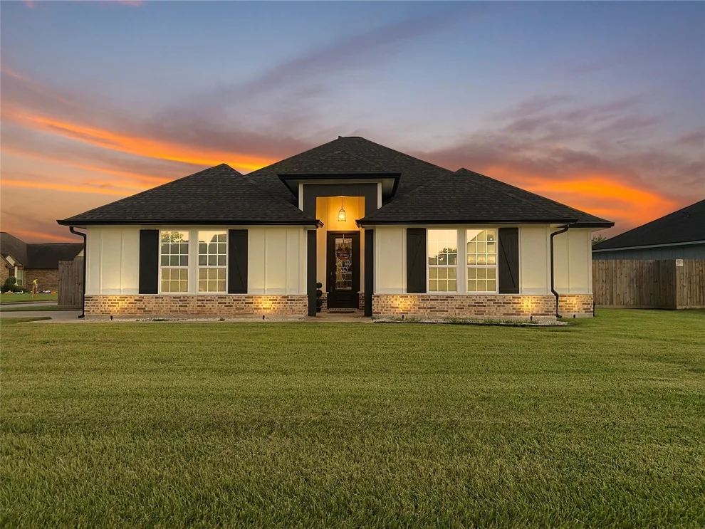 Unit for sale at 403 Green Meadows Drive, West Columbia, TX 77486